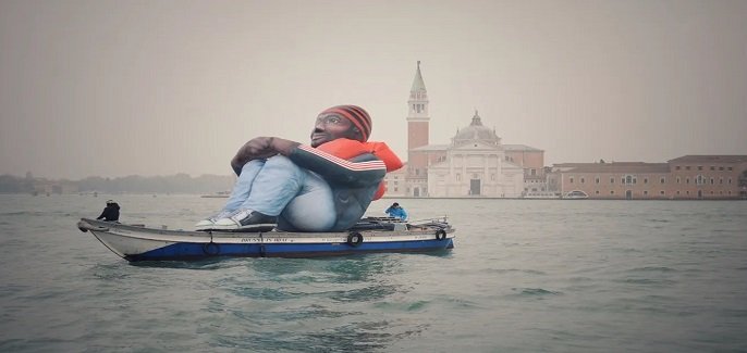Immagine, Inflatable Refugee